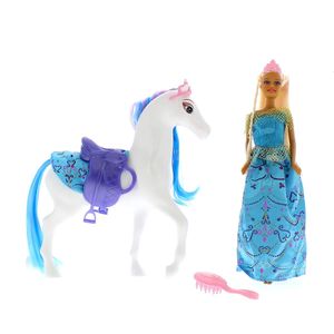 Poupee-avec-robe-bleue-et-le-cheval_1
