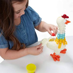 Penas-divertidas-de-galinhas-da-tripulacao-de-animais-Play-Doh_6