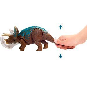 Jurassic-World-rugit-et-attaque-le-dinosaure-Triceratops_1
